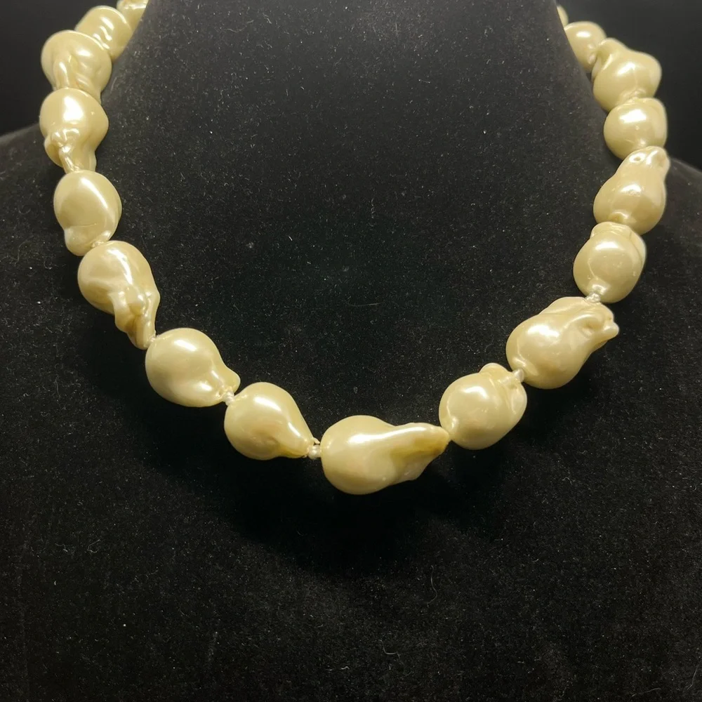1546 J. Crew Cream Baroque Pearl Necklace - Picture 2 of 4